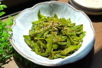 シャキシャキ食感がクセになる「キヌサヤのキンピラ」。ゴマの風味でご飯がすすむ