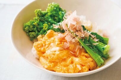 春の旬をいただく「菜の花丼」レシピ。ほろ苦さとシャキシャキ感がたまらない、卵とも好相性