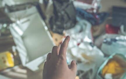 知らずに放置すると取り返しがつかない…孤独死の「特殊清掃」が高額になる背景、家族にできること