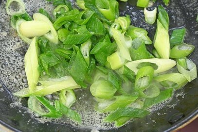「長ネギの青い部分」は捨てないで！栄養満点、油やクリームと好相性／食べきりレシピ