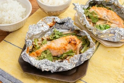 うま味がギュッ「秋鮭とカブのホイル焼き」。包んで加熱するだけ簡単レシピ