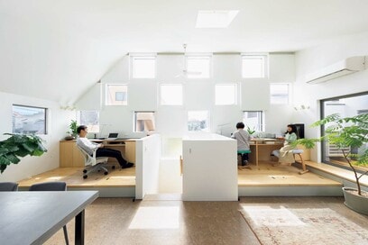 子どもを見守りテレワーク、小さな窓がたくさんある2階LDKの家