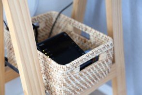 バスケットにケーブルなど