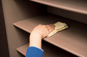 棚を水ぶきする