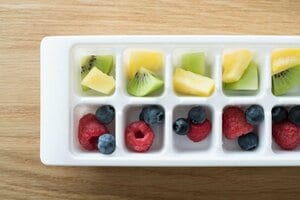 好みのフルーツを製氷皿に入れるだけ!