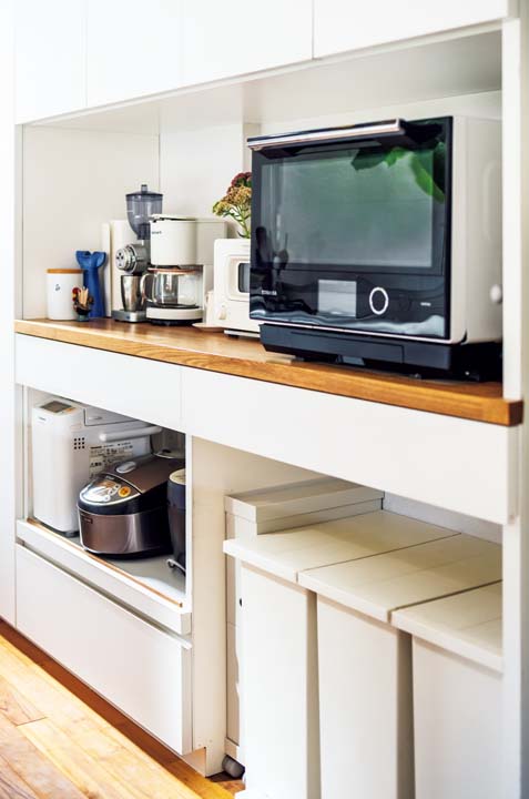 分別ゴミ箱や調理家電をキッチン背面収納に