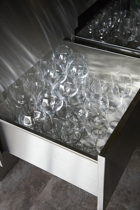 キッチン下のワイングラス収納