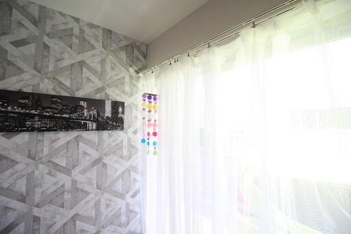 市販のカーテンを取りつけてコストダウンに