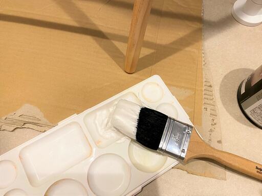 パレットに塗料を出して、刷毛でペイント