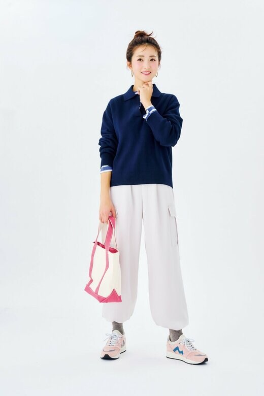 顎に手を当て立つ女性