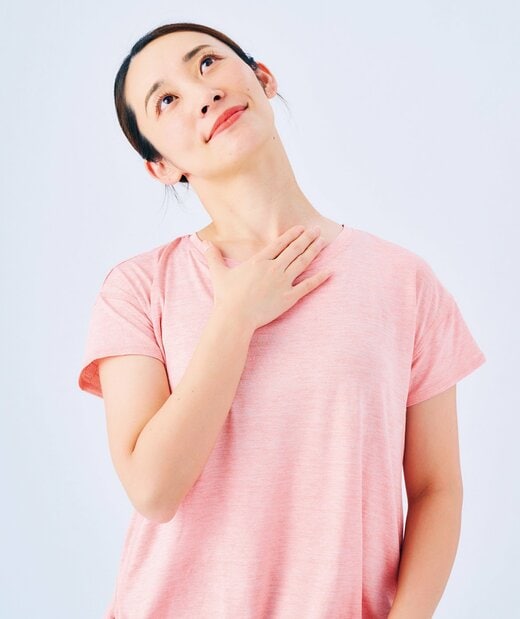 頭を後ろに倒す女性