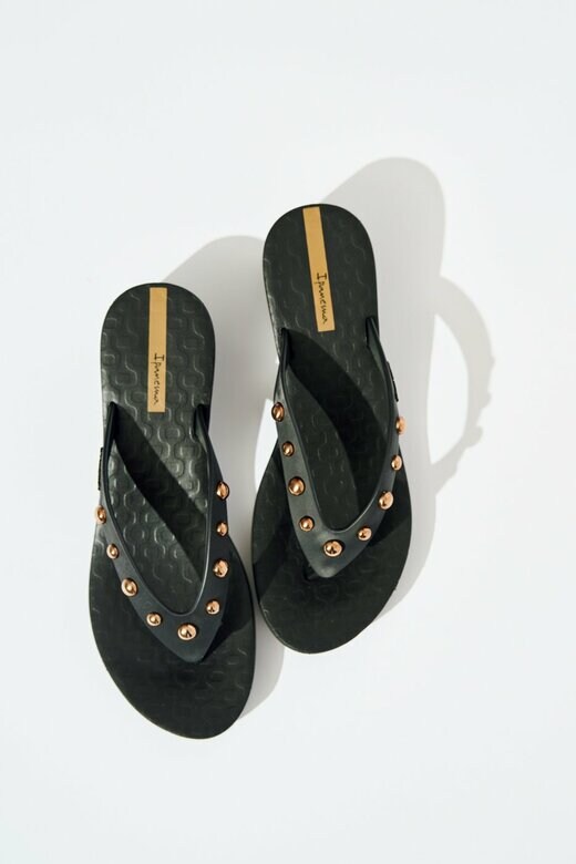 スタッズがついた黒のトングサンダル