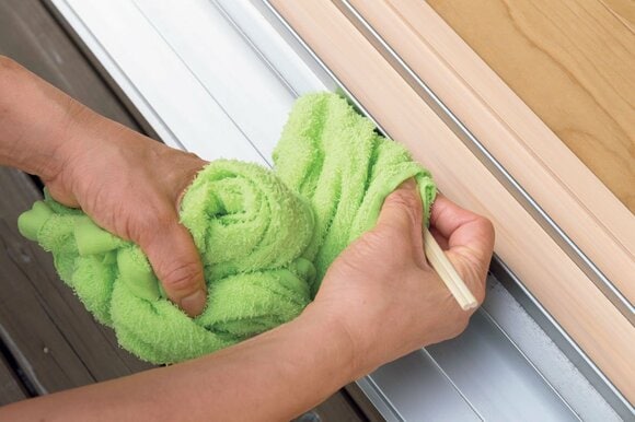 タオルに割り箸を巻いてサッシの汚れを取る