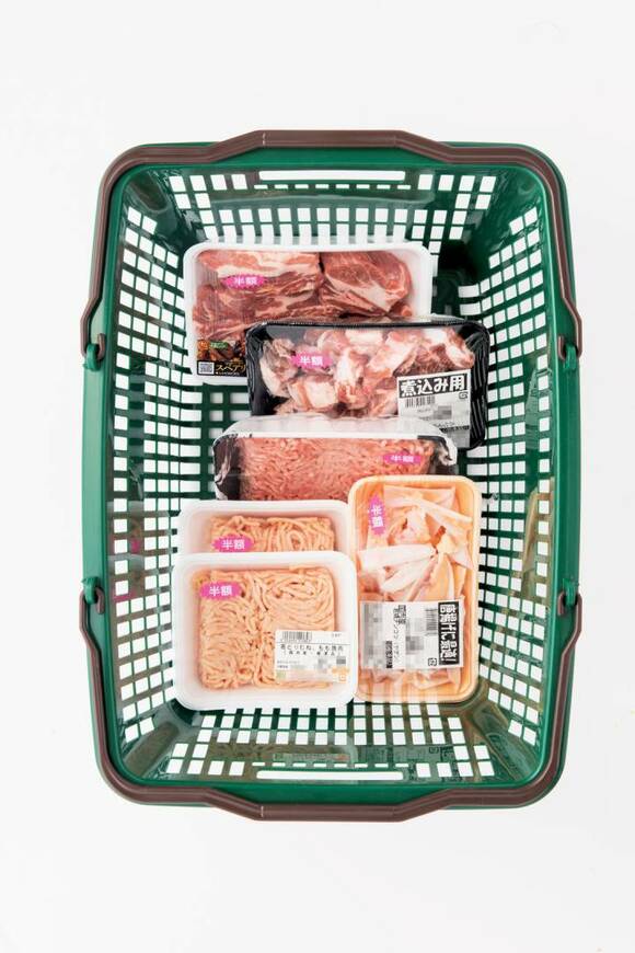 買い物カゴにたくさんのお肉