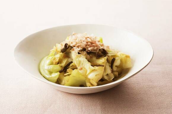 キャベツと梅の塩昆布あえ