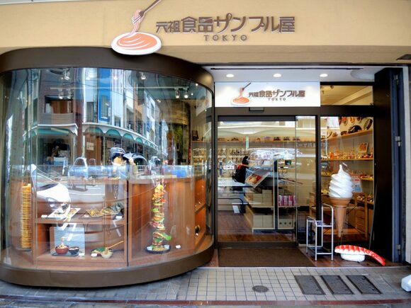 食品サンプルに囲まれ