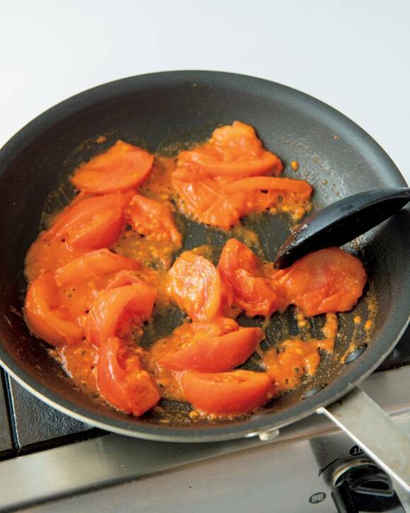 フライパンでトマトを炒める様子