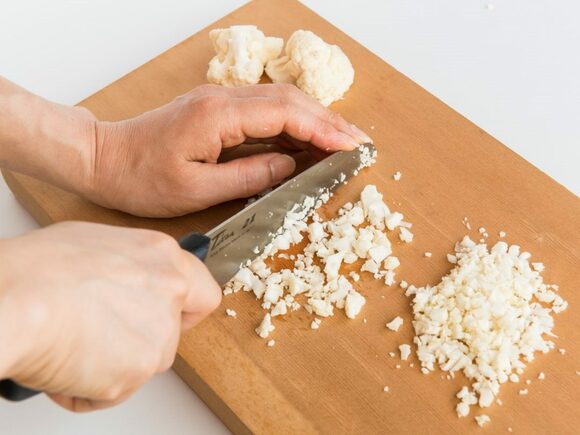 カリフラワーを刻む