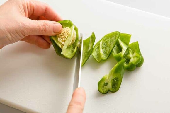 タネをとらなくてOK!ピーマンがもっとおいしくなる切り方