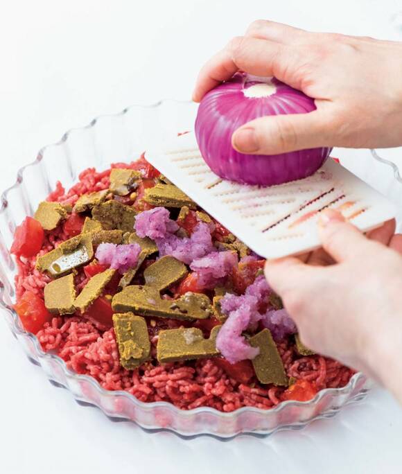 紫タマネギをすりおろす