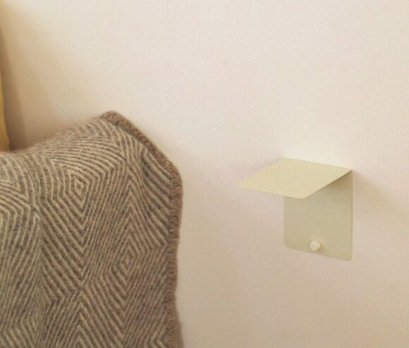 マスキングテープと強力両面テープでサポートもしています