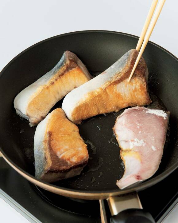 ブリの両面を5~6分焼きつける