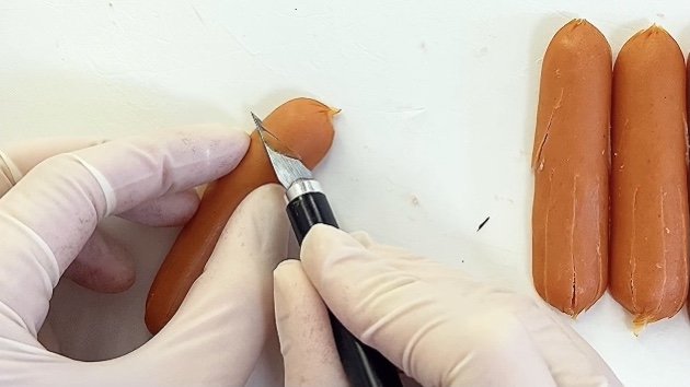 V字型に表面を切り取り、口をつくる