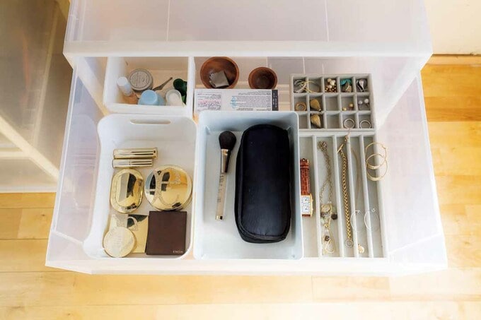 引き出しにケースを入れて、アクセサリーや化粧品をジャンル別に収納した様子