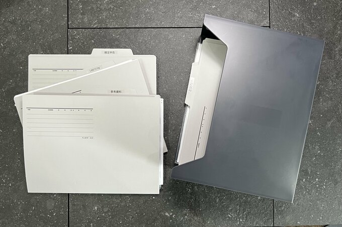 ファイルボックスひとつの中の書類を整理している様子