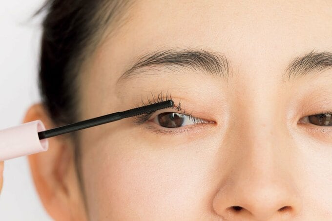 マスカラ下地をつけている様子