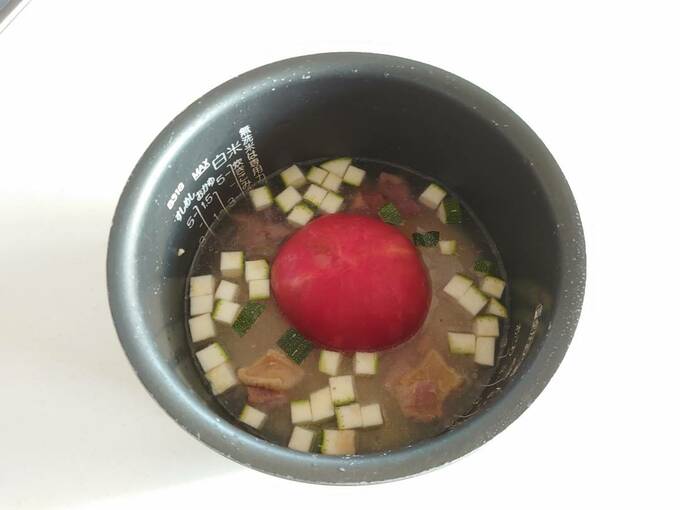炊飯器にトマトなど