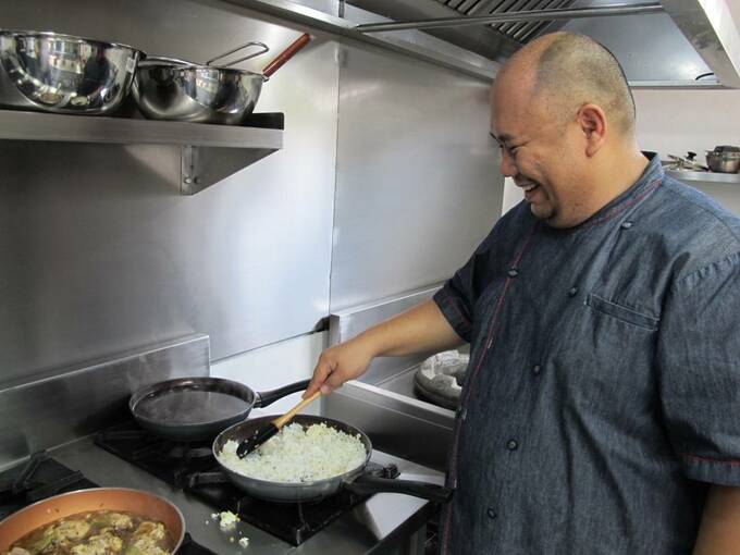 香りが出たらご飯を入れて炒める