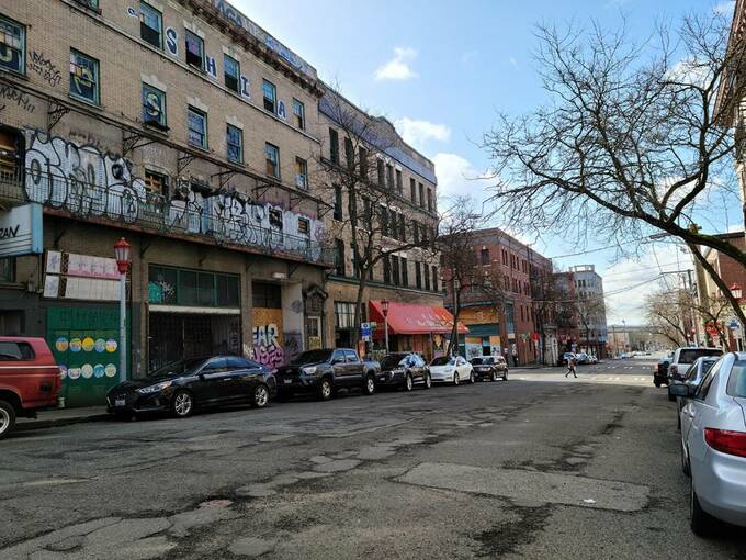 クルマが駐車されている道