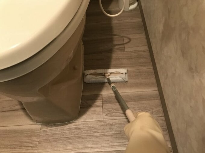 トイレまわりをふく