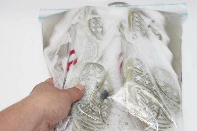 ジッパーつきバッグをもむ