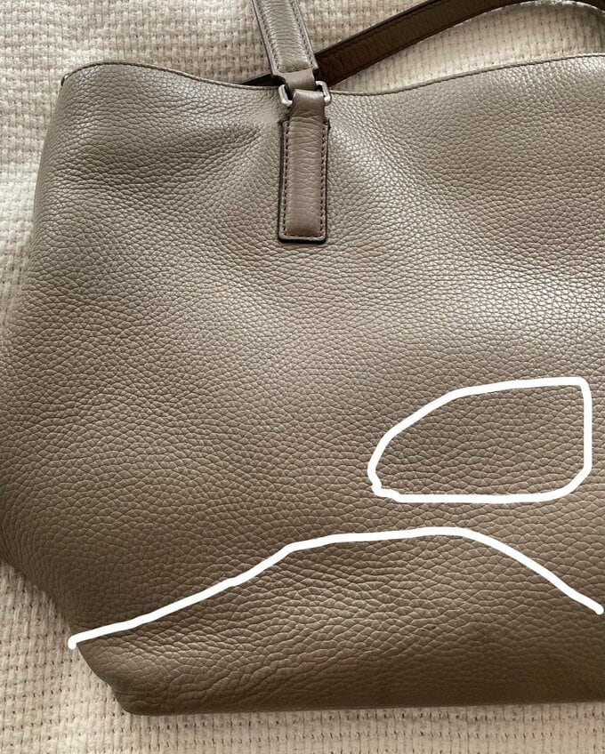 【Before】バッグのシミ(白で囲んだ部分)