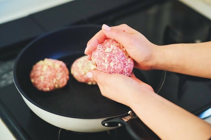 ひき肉を小判型に成形している様子