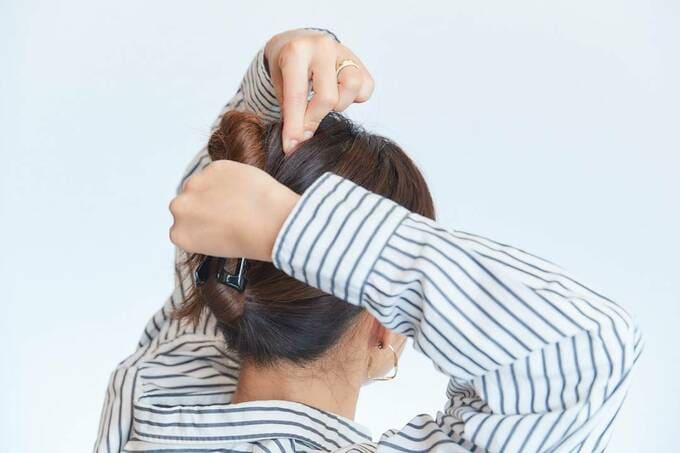 クリップをしっかり押さえてくずれないようにしながら、後頭部を持ち上げる