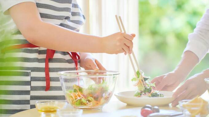 野菜を盛りつける様子