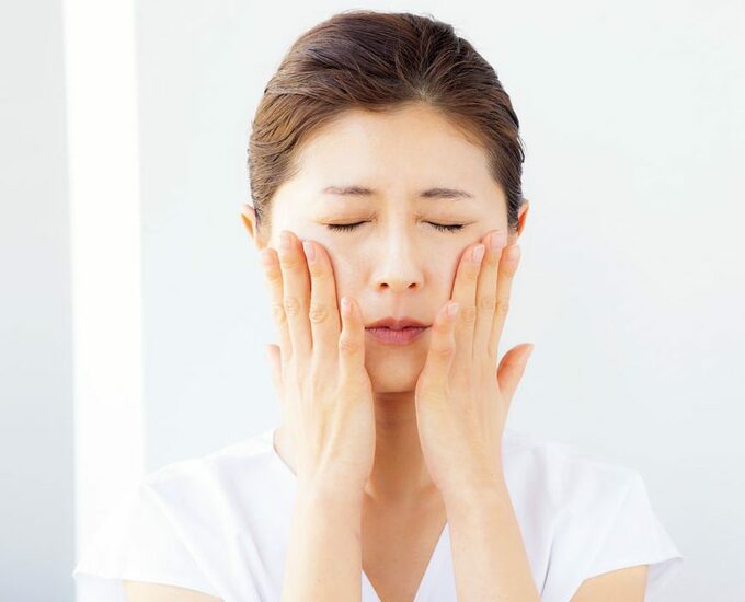 目を閉じている女性