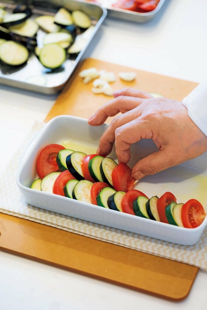 トマト、ズッキーニ、ナスを耐熱容器に順番に並べる