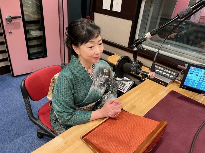 ラジオに出演する川上麻衣子さん