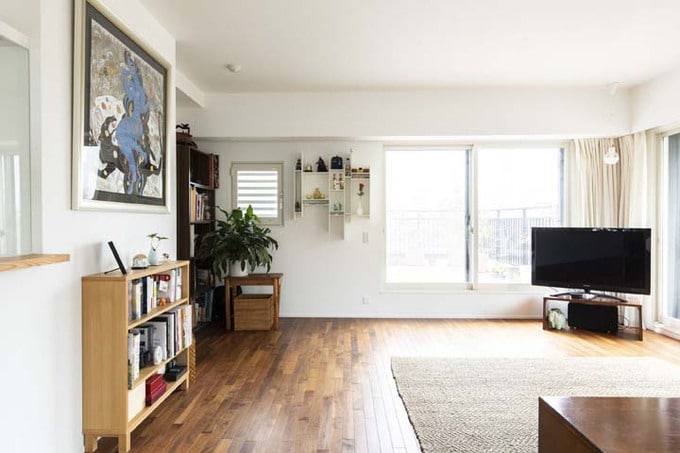 リビングの開口の外にはルーフバルコニーが広がる