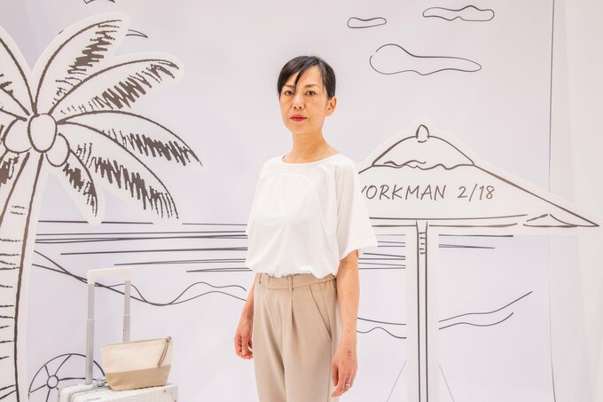 プルオーバーTシャツを身に着けたモデルの画像。