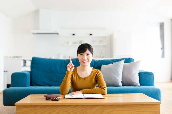 ソファの前に女性