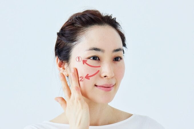 放射状にファンデーションを塗る様子