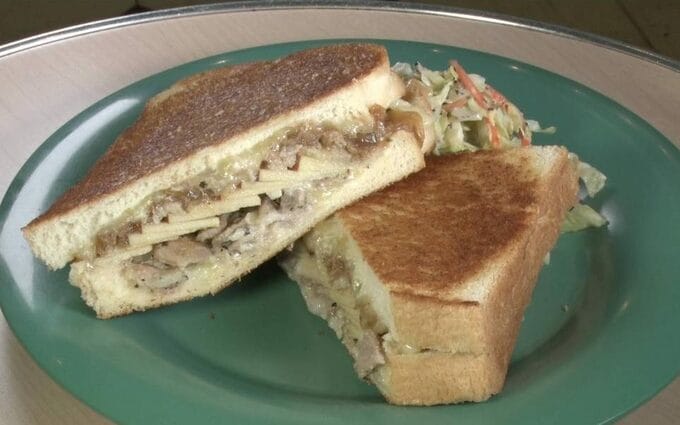 リンゴと豚バラのサンドイッチ