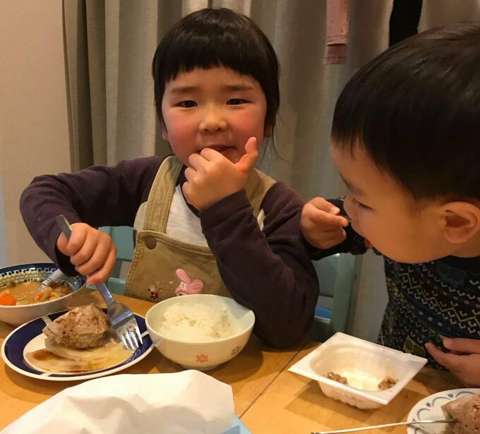 ご飯を食べる子ども2人