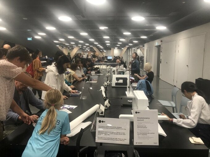 物を作成するたくさんの人