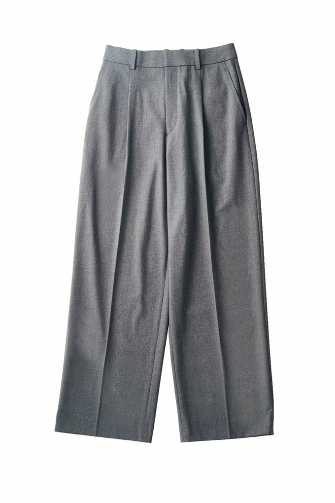 ユニクロのタックワイドパンツ